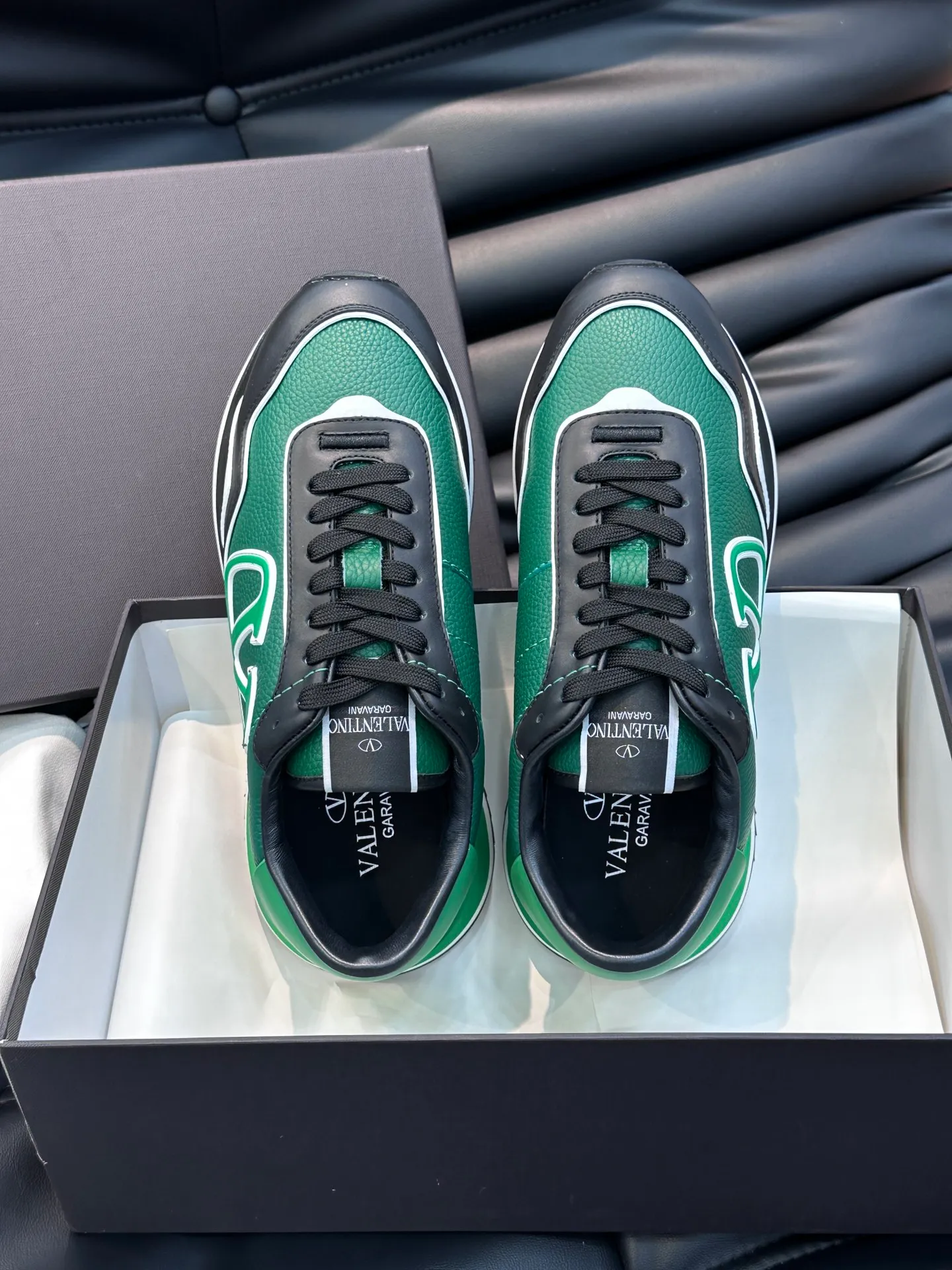 P540💰 Product trademark: VALENTINO "Valentino" Regular size: 38-44 [45 customized] Product material: Warren men's casual sports shoes, made of imported first-layer cowhide, with brand emblem on the tongue, rivet rubber outsole, non-slip, wear-resistant and shock-absorbing, cowhide lining foot pads, comfortable and breathable, with original box packaging equation bag!